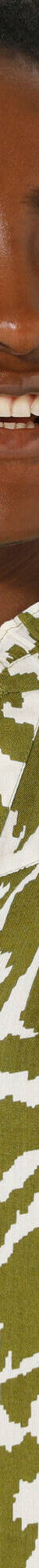Tweekleurige bloes met Tunesische hals, ellebooglange mouwen met smokwerk (beige / groen) Tweekleurige bloes met Tunesische hals, ellebooglange mouwen met smokwerk (beige / groen)